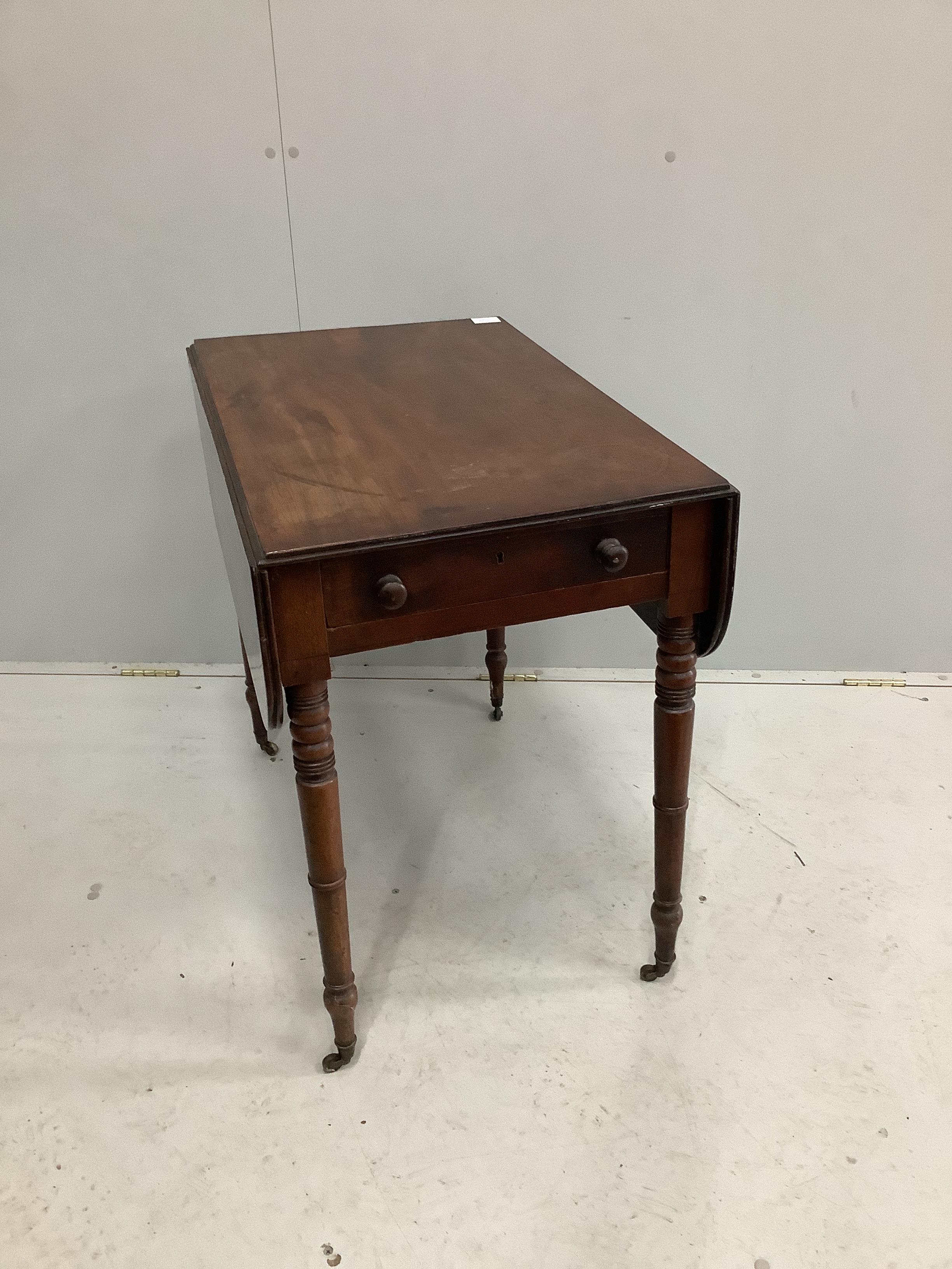 A Regency mahogany Pembroke table, width 48cm, depth 75cm, height 70cm